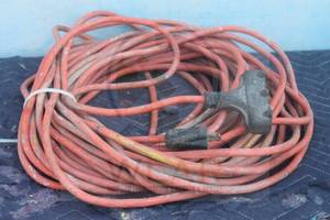 lot 26 image: ORANGE LONG OUTDOOR 100FT EXTENSION CORD ,