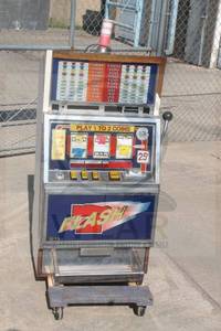 lot 84 image: VINTAGE FLASH MECH 3 REEL-WD&nbsp 25 CENT SLOT MACHINE&nbsp