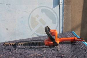 lot 89 image: BLACK &amp DECKER DOUBLE INSULATED 15 SHRUG &amp HEDGE TRIMMER&nbsp