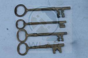 lot 99 image: TOTAL OF 4 BRASS SKELETON KEYS&nbsp