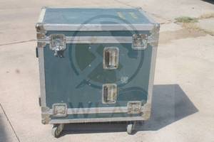 lot 103 image: CALZONE&nbsp HEAVY DUTY LARGE&nbsp FLIGHT ROAD CASE ON WHEELS , 30 W X 21 D X 33H&nbsp