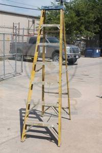 lot 109 image: WERNER HEAVY DUTY INDUSTRIAL 7FT FIBERGLASS LADDER&nbsp