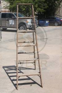 lot 110 image: BAUER CONTRACTOR 5FT WOOD LADDER&nbsp