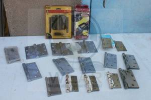 lot 113 image: TOTAL OF 18 ASSORTED BRANDSIZE DOOR HINGES&nbsp