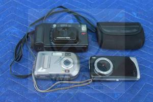 lot 23 image: TOTAL OF 3 DIGITAL CAMERAS , MINOLTA FREEDOM 200, KODAK EASYSHARE C310 , SLICK 4X DIGITAL ZOOM&nbsp