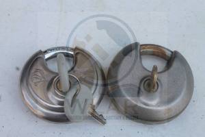 lot 155 image: TOTAL OF 2 DISCUS PADLOCKS WITH KEYS&nbsp