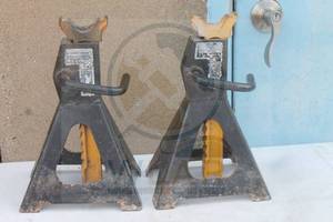 lot 161 image: SET OF CRAFTSMAN 3-TON JACKS&nbsp