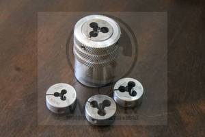 lot 177 image: SCREW RE-THREADING&nbsp CORRECTION REPAIR ADAPTER WITH 4- HANSON ROUND SPLIT ADJUSTABLE&nbsp THREADING TOOL DIES&nbsp 8-32 &amp 14  SEE PICS&nbsp