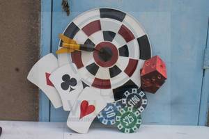 lot 217 image: METAL&nbsp VARIOUS GAME DARTBOARD PLAYING CARDS DICE AND POKER DISPLAY&nbsp WALL SCULPTURE , 27&nbsp