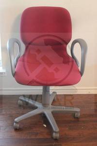 lot 36 image: STEELCASE BURGUNDY FABRIC ARM MOBILE OFFICE CHAIR&nbsp