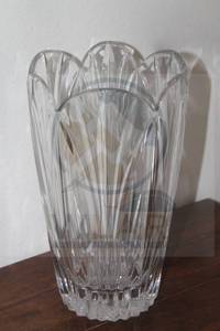 lot 54 image: VINTAGE 90S POLAND 24% LEAD CRYSTAL SCALLOPED EDGE HEAVY VASE , 10H&nbsp