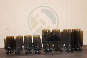 lot 84 image: TOTAL OF 16PC MCM TIFFIN FRANCISCAN&nbsp MADEIRA OLIVE GREEN FOOTED HEAVY GOBLETS ICE TEA GLASSES&nbsp , 4 &amp 7&nbsp