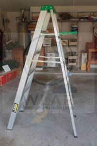 lot 106 image: GLORILLA ALUMINUM 6FT STEP LADDER WITH TRAY&nbsp