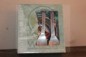 lot 114 image: WILTON ARMETALE REGGAE 3PC LARGE SALAD SET 820106 ,( INCLUDES A SALAD BOWL AND SERVING UTENSILS )&nbsp IN ORIGINAL BOX&nbsp