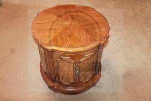 lot 154 image: VINTAGE HIGH END ITALIAN NEOCLASSICAL TUSCAN STYLE ROUND STORAGE ONE DOOR END DRUM TABLE 24 X 21H&nbsp