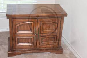 lot 156 image: VINTAGE THOMASVILLE FURNITURE PORTFOLIO COLLECTION&nbsp WOODEN 2-DOOR NIGHT STAND&nbsp