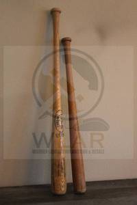 lot 170 image: TOTAL OF 2 LOUISVILLE SLUGGER&nbsp BASEBALL BATS - LOUISVILLE HILLERICH &amp BRADSBY CO 225LL AIR SEASON MICKEY MANTLE&nbsp APPROVE 27 &amp&nbsp LOUISVILLE180&nbsp BATTING CHAMPION GEORGE BRETT&nbsp &nbsp32  SEE PICS&nbsp