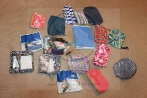 lot 177 image: GENEROUS AMOUNT OF ESTEE LAUDER MAKE -UP  SKIN&nbsp CARE PRODUCTS AND COSMETIC POUCH BAGS  SEE PICS&nbsp
