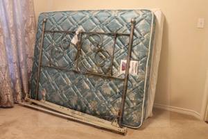 lot 228 image: FULL SIZE METAL HEADBOARD WITH RAILS FREE MATTBOX SPRING