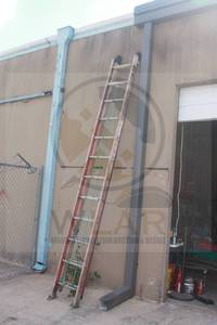 lot 4 image: COMMERCIAL FIBERGLASS 24FT EXTENSION LADDER&nbsp