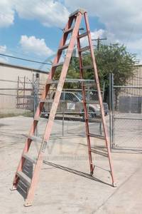lot 5 image: LOUISVILLE FIBERGLASS 10FT LADDER&nbsp