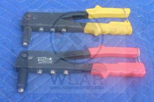 lot 21 image: TOTAL OF 2 HAND RIVETER TOOL GUNS&nbsp