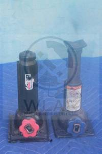 lot 24 image: TOTAL OF 2 AUTOMOTIVE FLOOR LIFT JACKS&nbsp