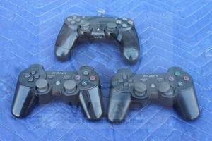 lot 46 image: TOTAL OF 3 -SONY PS3 DUAL SHOCK PLAYSTATION WIRELESS CONTROLLERS , 2- CECHZO2U  CUH-2CT2U&nbsp