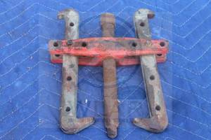 lot 47 image: HEAVY DUTY THREE JAW GEAR PULLER