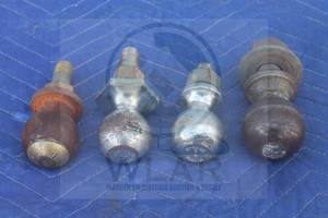 lot 73 image: TOTAL OF 4-&nbsp 2 - 2 516 TRAILER HITCH BALLS&nbsp