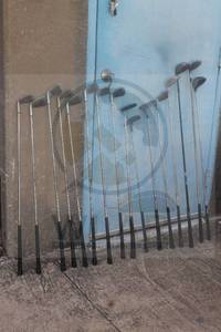 lot 77 image: TOTAL OF 16 ASSORTED BRAND GOLF CLUBS&nbsp