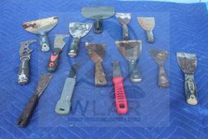lot 118 image: TOTAL OF 14 ASSORTED BRANDSIZE&nbsp PUTTY KNIVES AND SCRAPERS&nbsp