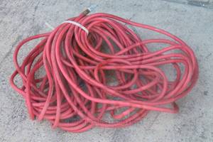lot 128 image: LONG RED HEAVY DUTY TEXAS TOOL TRADERS 300PSI&nbsp ABOUT 100FT AIR HOSE&nbsp
