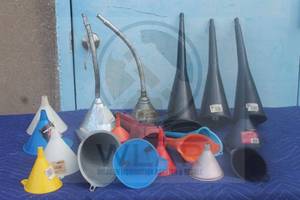 lot 137 image: TOTAL OF 19 ASSORTED BRANDSIZE FUNNELS  SEE PICS&nbsp
