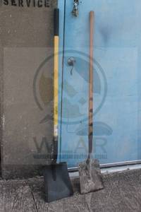 lot 174 image: TOTAL OF 2 STEEL WOOD&nbsp HANDLE DIGGING 14 W  8 W SHOVEL SPADE&nbsp , EXPERT GARDENERS &amp HDX&nbsp  SEE PICS&nbsp