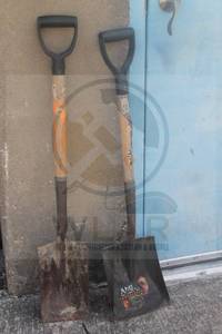 lot 175 image: TOTAL OF 2 STEEL WOOD RUBBER HANDLE&nbsp &nbspD -HANDLE&nbsp DIGGING SHOVEL SPADE , 7 W &amp 8 14W&nbsp