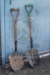 lot 176 image: TOTAL OF 2 STEEL RUBBER D-HANDLE&nbsp SCOOPING DIGGING SHOVELS , 8 12W&nbsp
