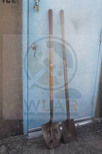 lot 177 image: TOTAL OF 2 LONG WOOD HANDLE ROUND POINT DIGGING LIFTING&nbsp DEMOLITION SHOVELS&nbsp