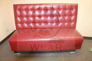 lot 188 image: RED LEATHER WOOD TUFTED BACK RESTAURANT BANQUETTE BOOTH SEATING , 5FT L X 41H&nbsp
