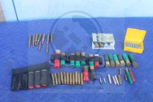 lot 202 image: LOT OF ASSORTED AMMO CARTRIGES , BLANKS , SHELLS&nbsp STORAGE&nbsp POUCH CASE INCLUDED 12 GAUGE SHOTGUN SHELL POCKET KNIFE  SEE PICS