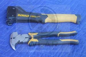 lot 7 image: DEWALT CARBON FIBER HAMMER TACKER 4618 &amp&nbsp DEWALT FENCING PLIES DWHT70273&nbsp