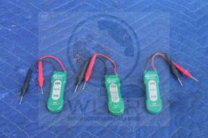 lot 9 image: TOTAL OF 3 COMMERCIAL 2 RANGE VOLTAGE TESTERS 110220 AC DC CATII , MS8900H