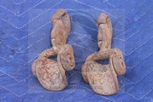 lot 15 image: TOTAL OF 2&nbsp CAST IRON VINTAGE&nbsp SWIVEL HOOKS HAT TROLLEY PULLEYS