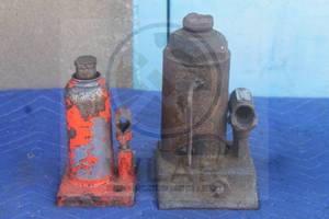 lot 26 image: TOTAL OF 2 HYDRAULIC&nbsp BOTTLE JACKS  ONE IS DREDNAUT D1631&nbsp