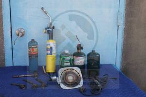 lot 68 image: CENTURY SINGLE- BURNER PROPANE CAMPING STOVE 2058 , LOT OF TORCH HEADS&nbsp WITH BERNZOMATICCENTURY PROPANE - FULL USED  SEE PICS&nbsp