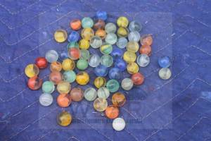 lot 77 image: LOT OF CAT EYE SWIRL MARBLES&nbsp
