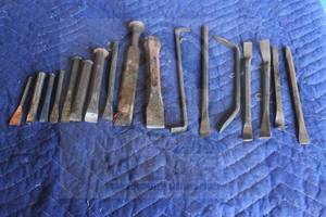 lot 79 image: LOT OF ASSORTED BRAND VINTAGE COLD CHISELS MINI PRY BARS ( 17PC)
