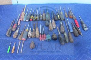 lot 103 image: GENEROUS AMOUNT OF ASSORTED BRANDSIZE FLAT HEAD SCREWDRIVERS  SEE PICS&nbsp
