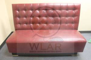 lot 124 image: RED LEATHERWOOD TUFTED BACK RESTAURANT BANQUETTE BOOTH SEATING ,5FT LONG X 41H&nbsp