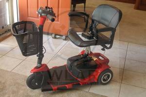 lot 24 image: VEVOR 3-WHEEL FOLDING MOBILITY&nbsp ADULTSENIORS 12 MILE RANGE 265LB CAPACITY SCOOTER W3331&nbsp (RED) WITH POWER SUPPLY  SEE VIDEO ATTACHED